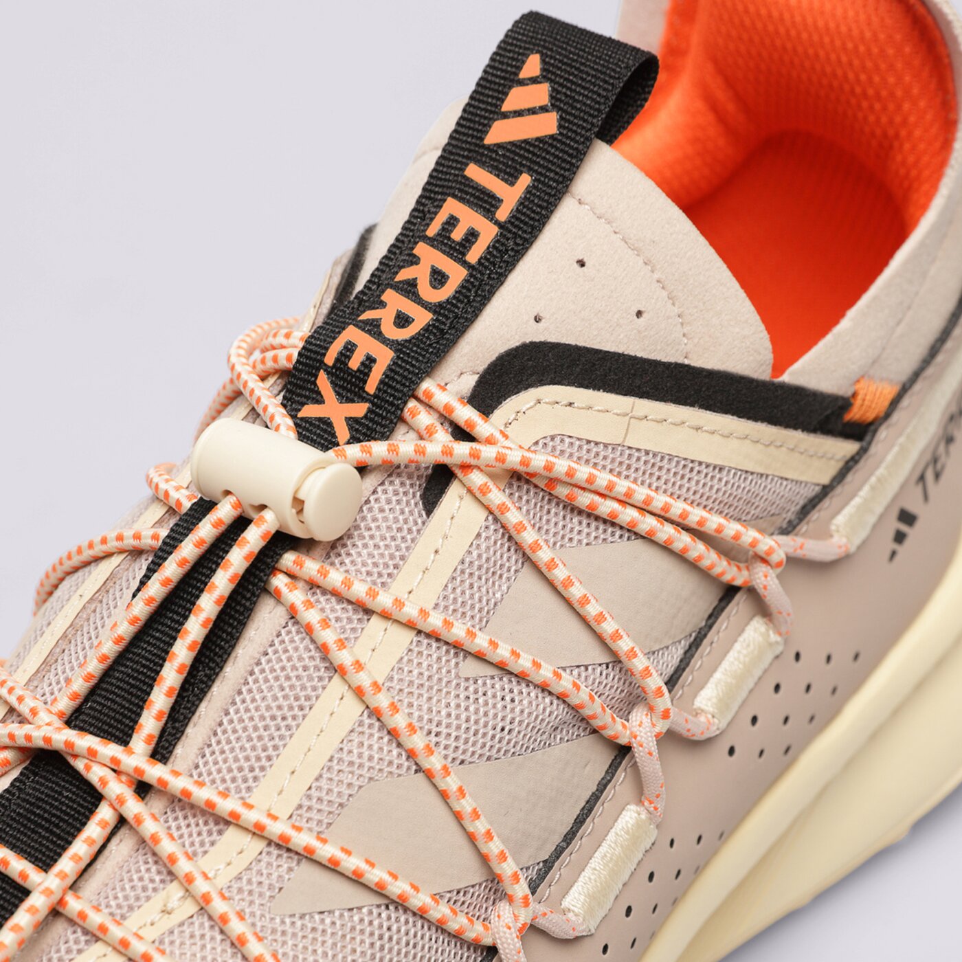 Мъжки туристически обувки ADIDAS TERREX VOYAGER 21 hp8614 цвят бежов