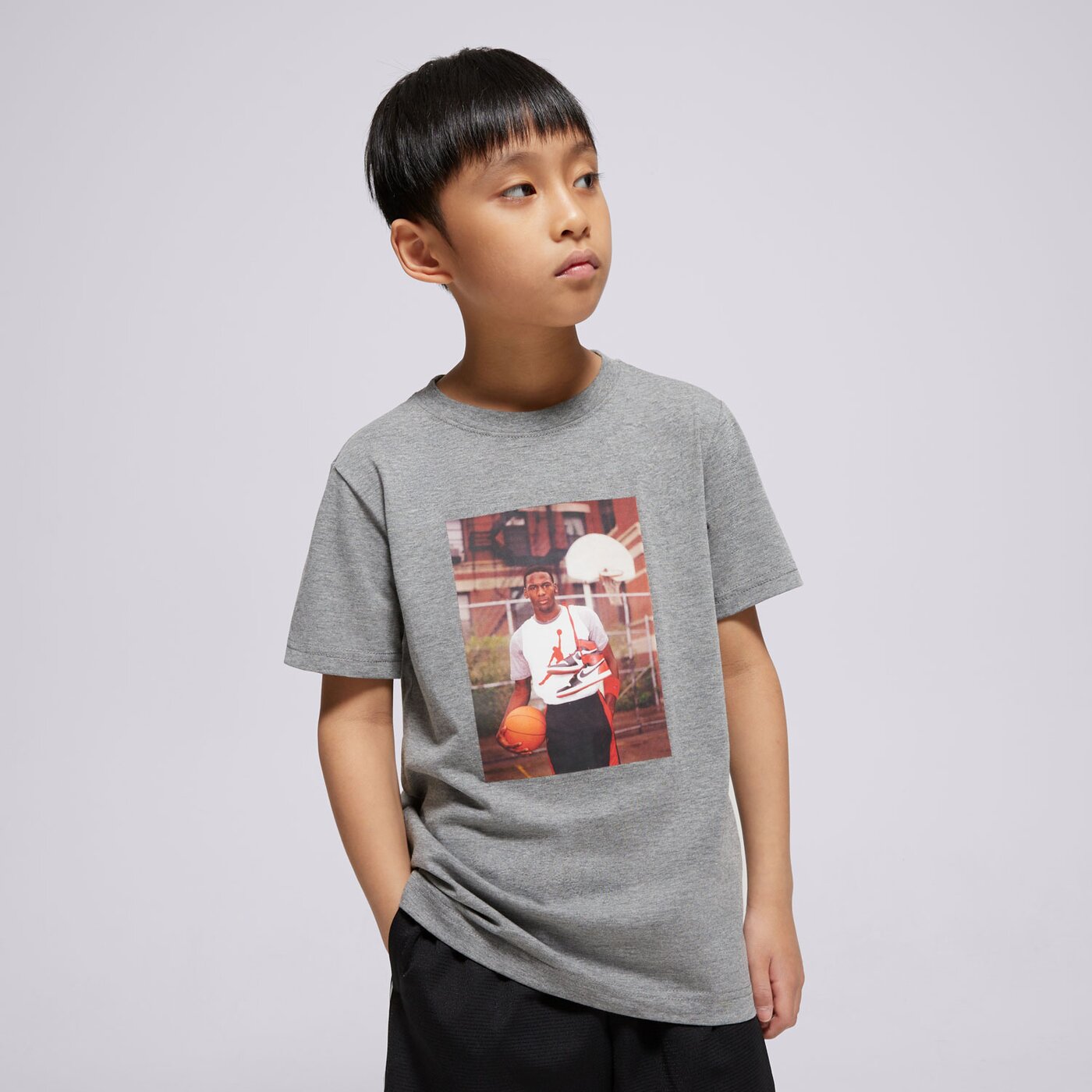 Детска тениска JORDAN ТЕНИСКА JDB MJ BRAND PHOTO SS CREW BOY 95d626-geh цвят сив