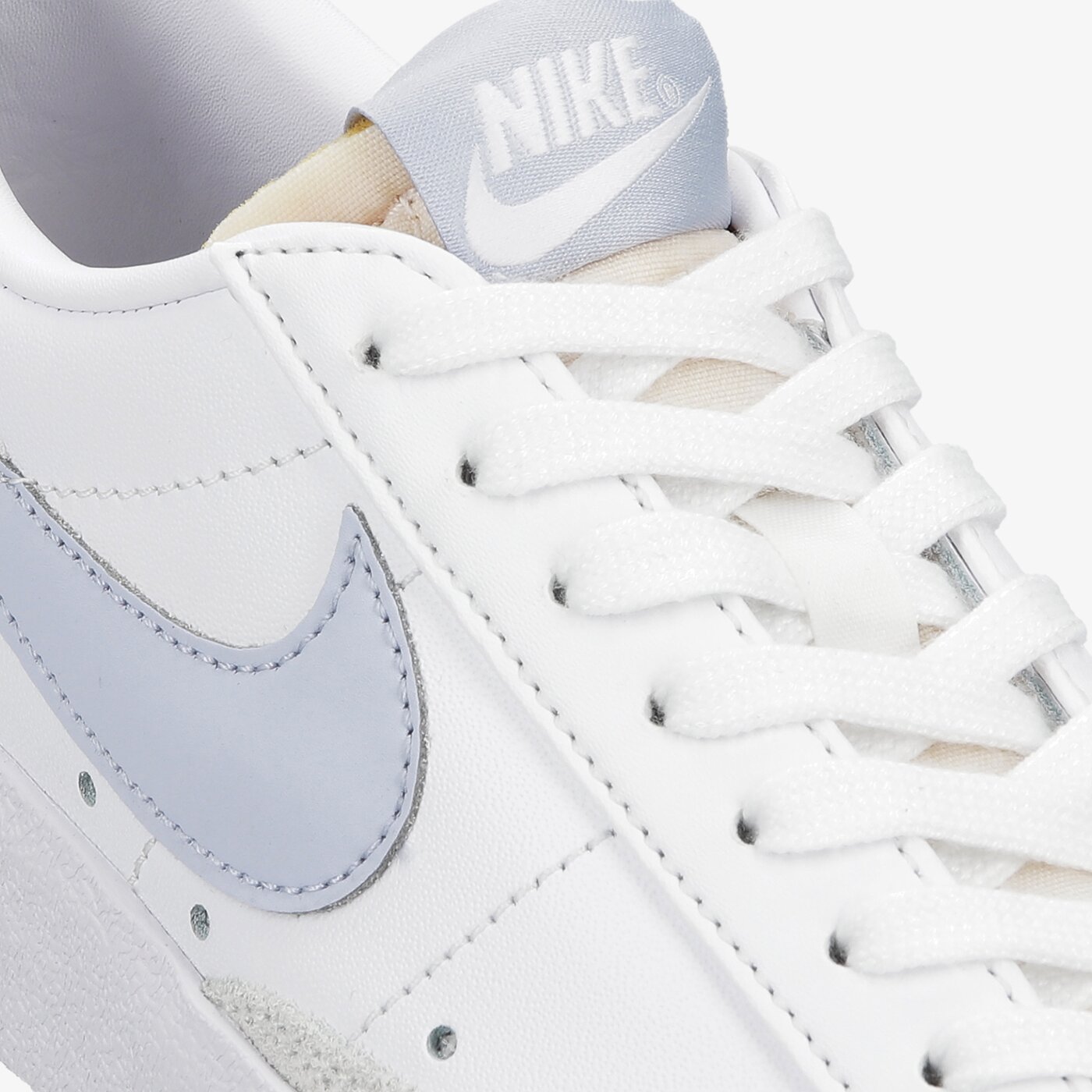 Дамски маратонки NIKE BLAZER LOW '77 dc4769-103 цвят бял