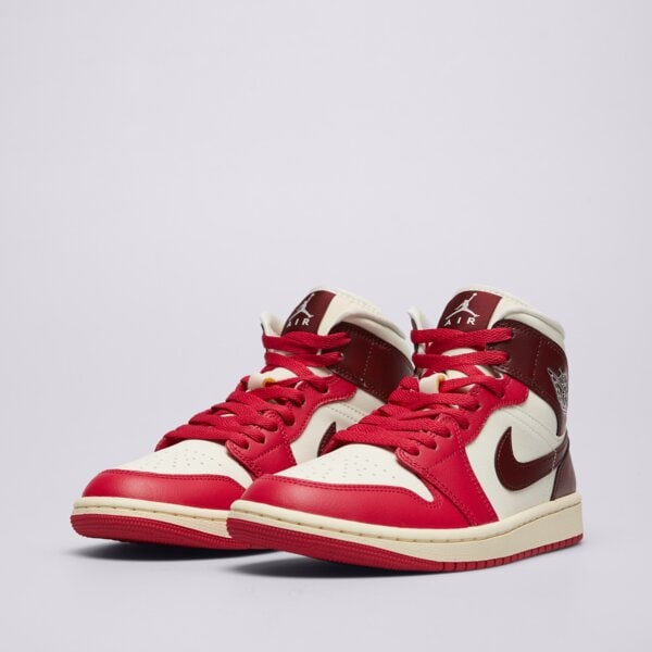 Дамски маратонки WMNS AIR JORDAN 1 MID bq6472-119 цвят бежов