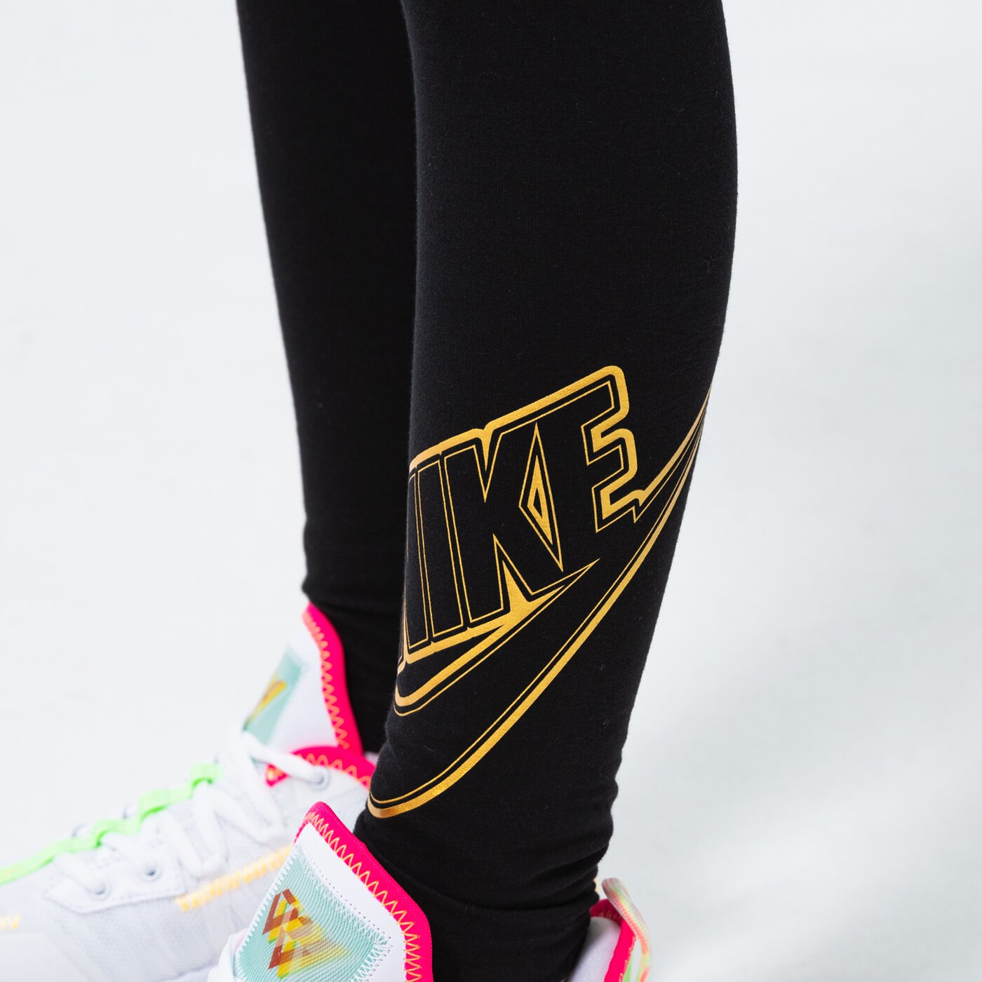 Детски панталони NIKE КЛИН GIRLS' SPORTSWEAR GRAPHIC GIRL dd6278-013 цвят черен