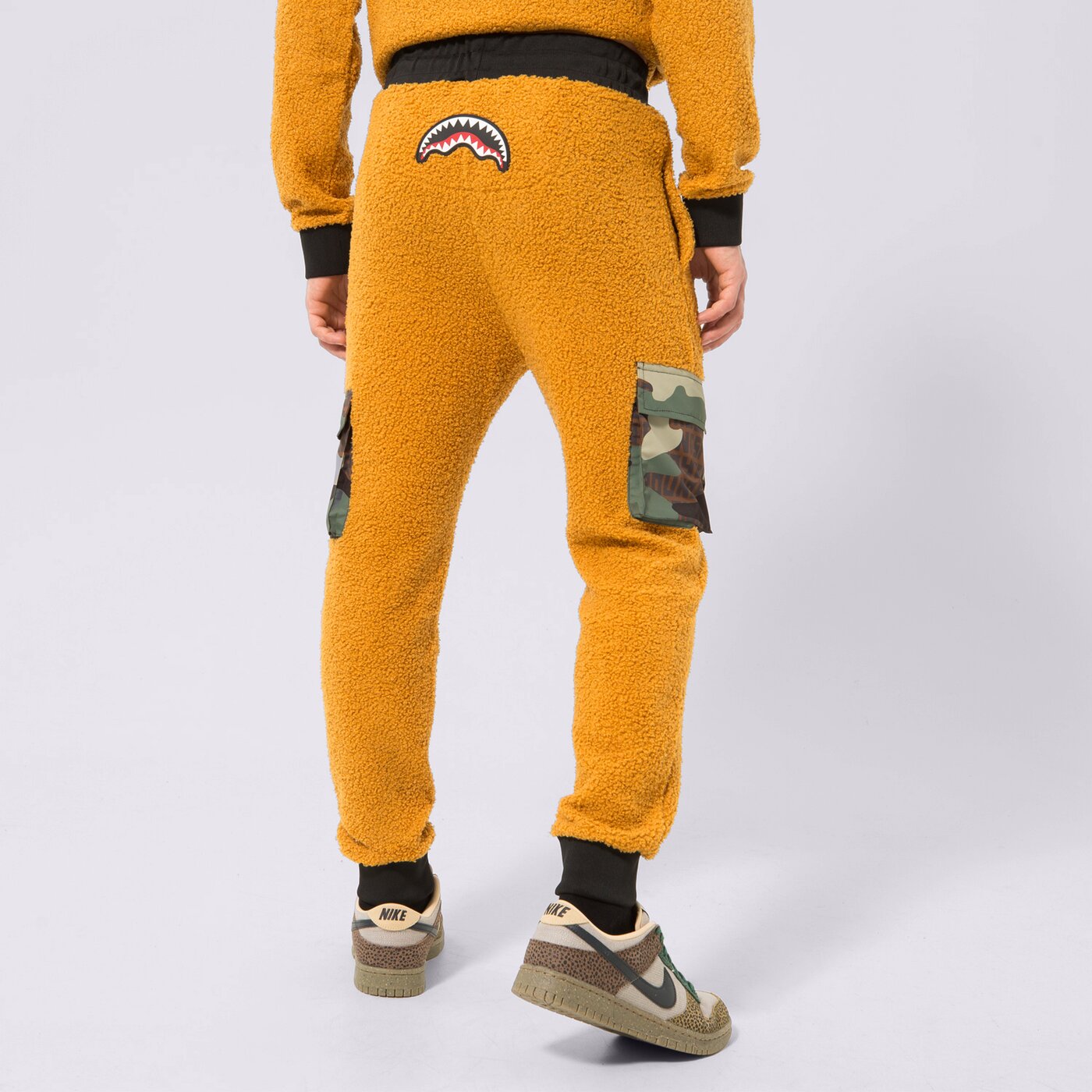 Мъжки панталони SPRAYGROUND ПАНТАЛОНИ TEDDY POCKET PANTS SAND sp267sand цвят многоцветен