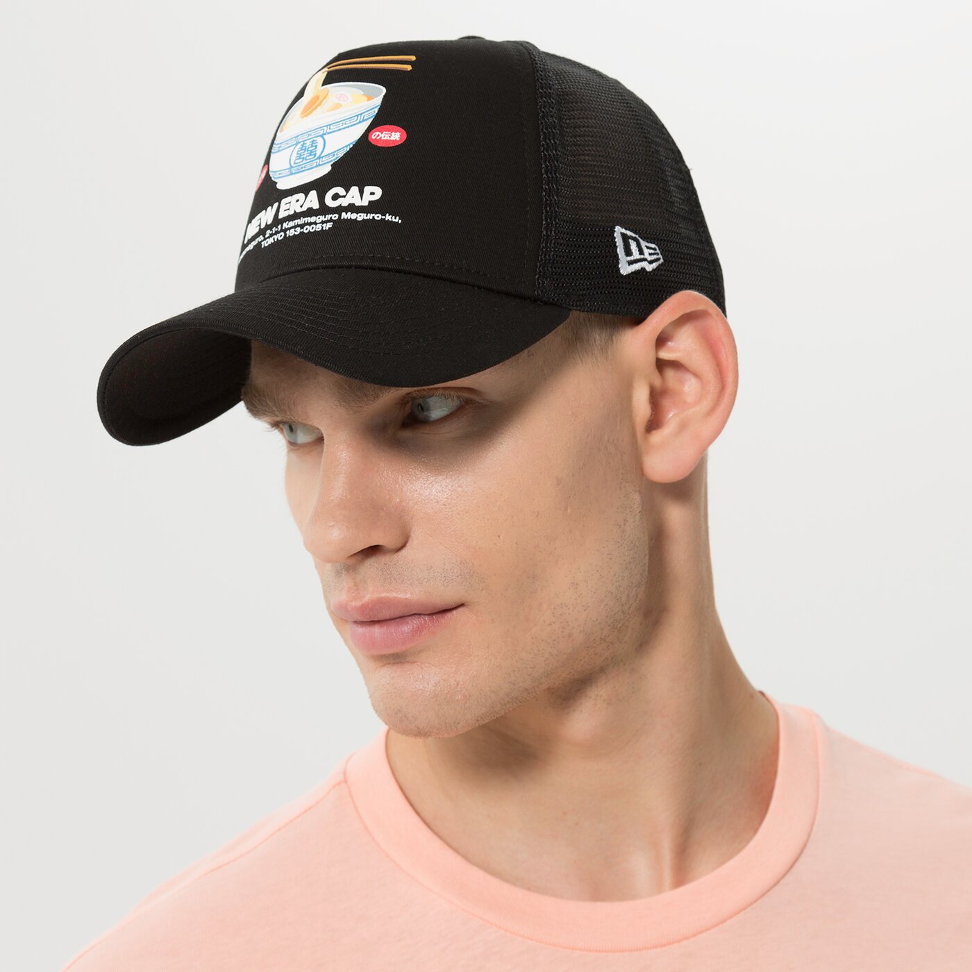 Мъжка шапка с козирка NEW ERA ШАПКА FOOD PACK TRUCKER BOB NEW ERA BLKBLK 60240620 цвят черен