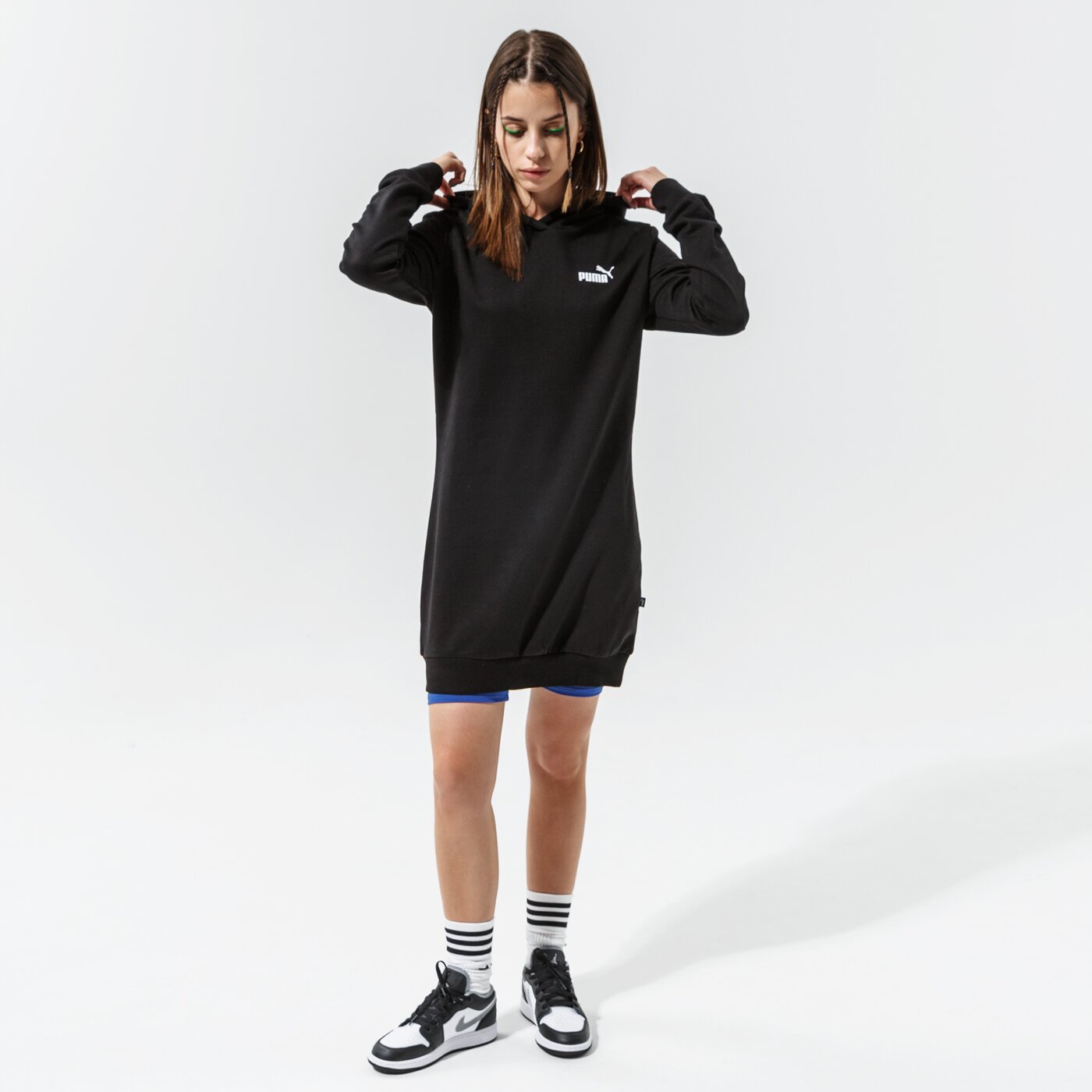 Дамски PUMA РОКЛЯ ESS HOODED АНЦУГS FL - PUMA BLACK 58912901 цвят черен