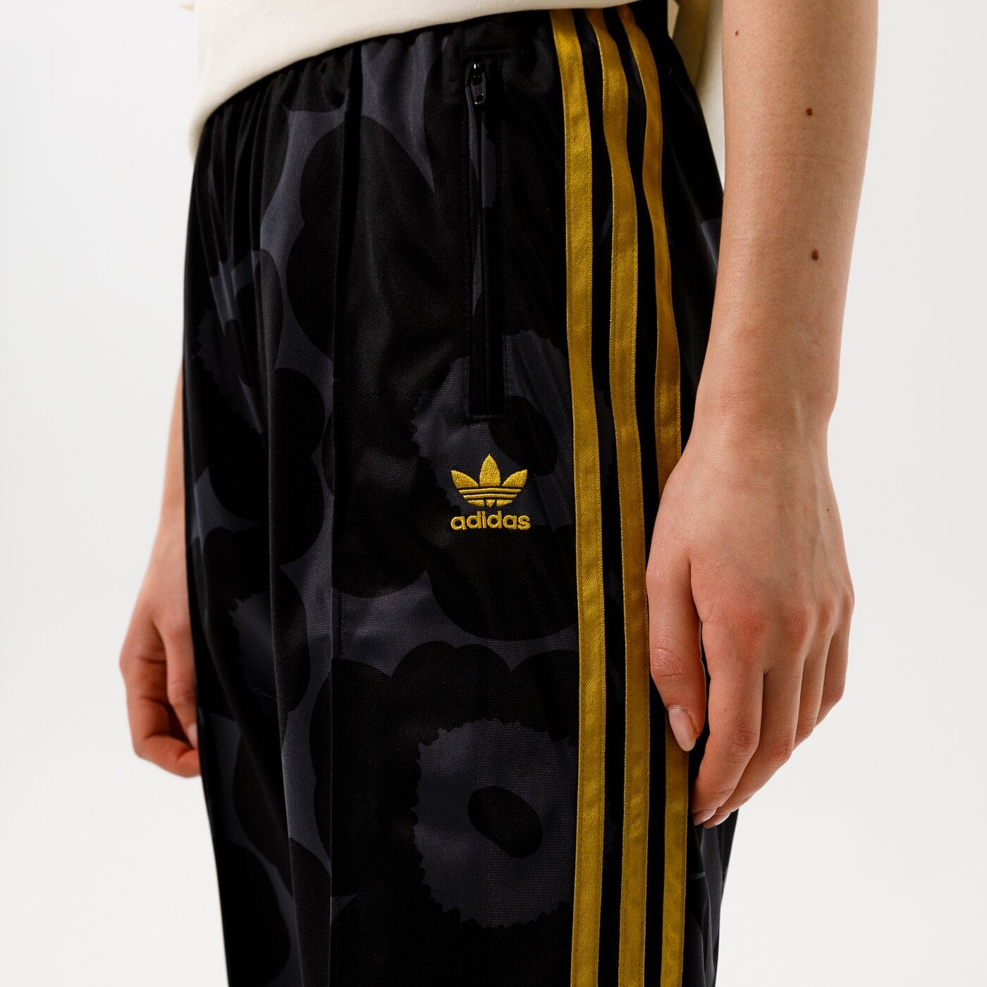Дамски панталони ADIDAS ПАНТАЛОНИ TRACK PANT h20411 цвят черен
