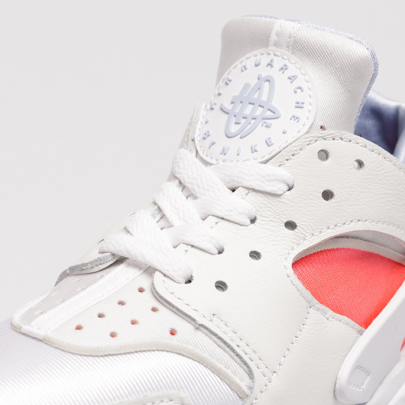 Дамски маратонки NIKE AIR HUARACHE  dh4439-106 цвят бял