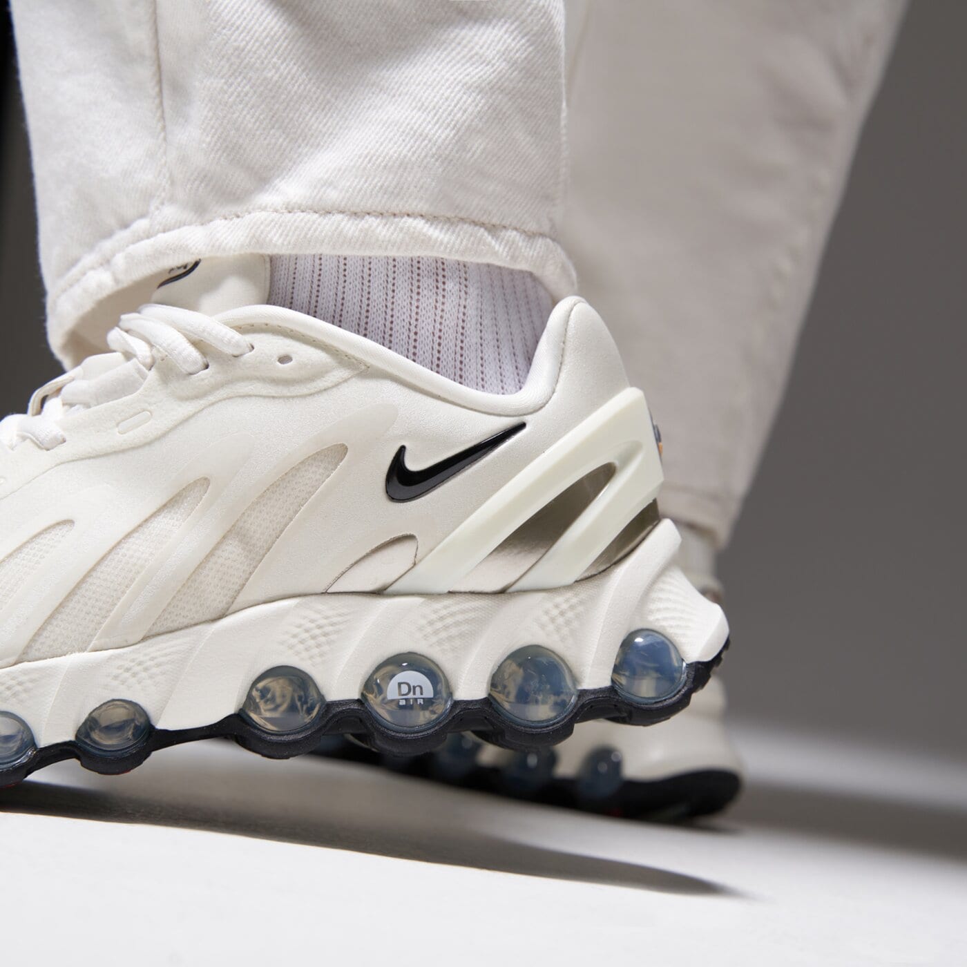 Дамски маратонки NIKE W AIR MAX DN8 hf5509-101 цвят кремав