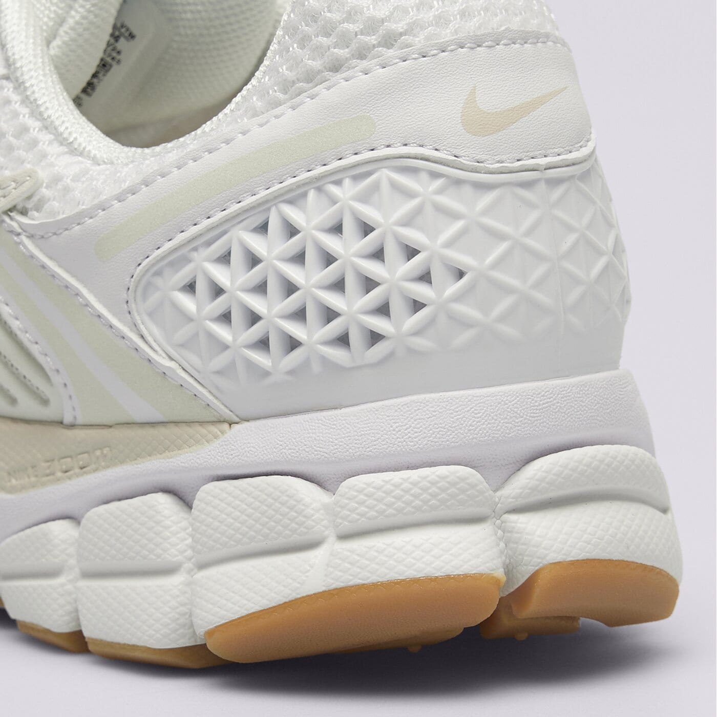 Дамски маратонки NIKE ZOOM VOMERO 5 fj2028-104 цвят бежов