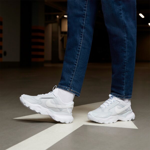 Дамски маратонки NIKE W TC 7900 PRM 2 fb8941-043 цвят сив