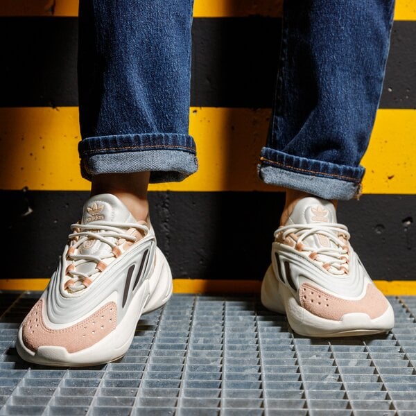 Дамски маратонки ADIDAS OZELIA WOMEN'S  gy6194 цвят бял