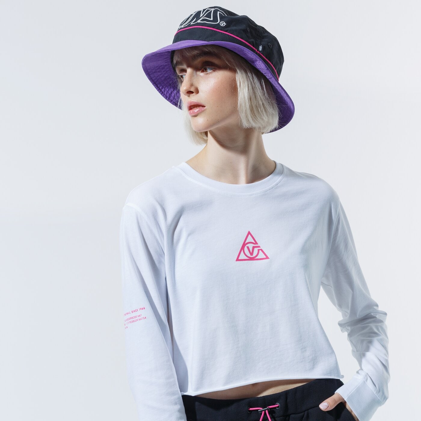 Дамски суичър VANS СУИТЧЪР 66 SUPPLY TRI LS BF CROP vn0a53oqwht1 цвят бял