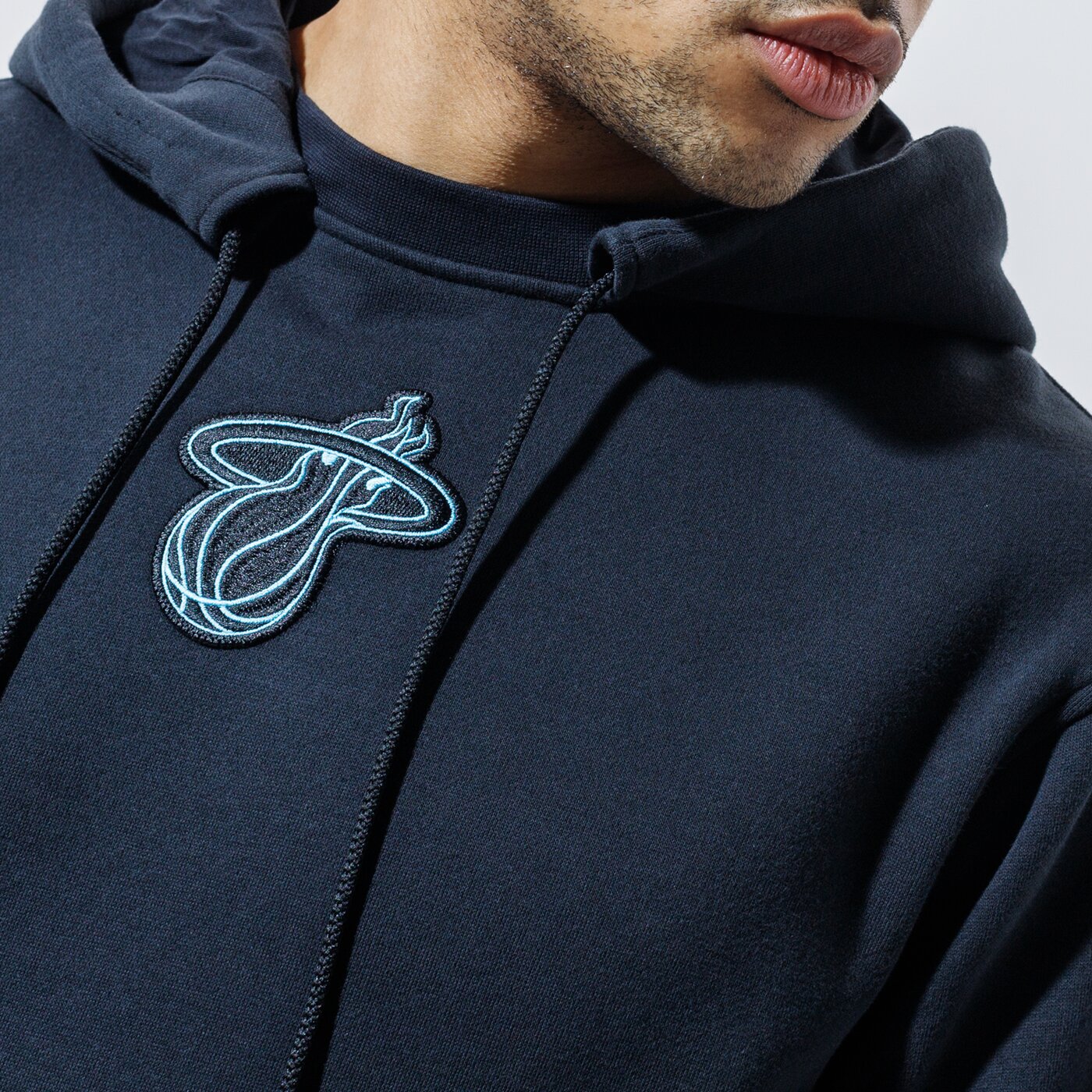 Мъжки суичър NIKE СУИТЧЪР С КАЧУЛКА MIAMI HEAT COURTSIDE CITY EDITION NBA cn1814-010 цвят черен