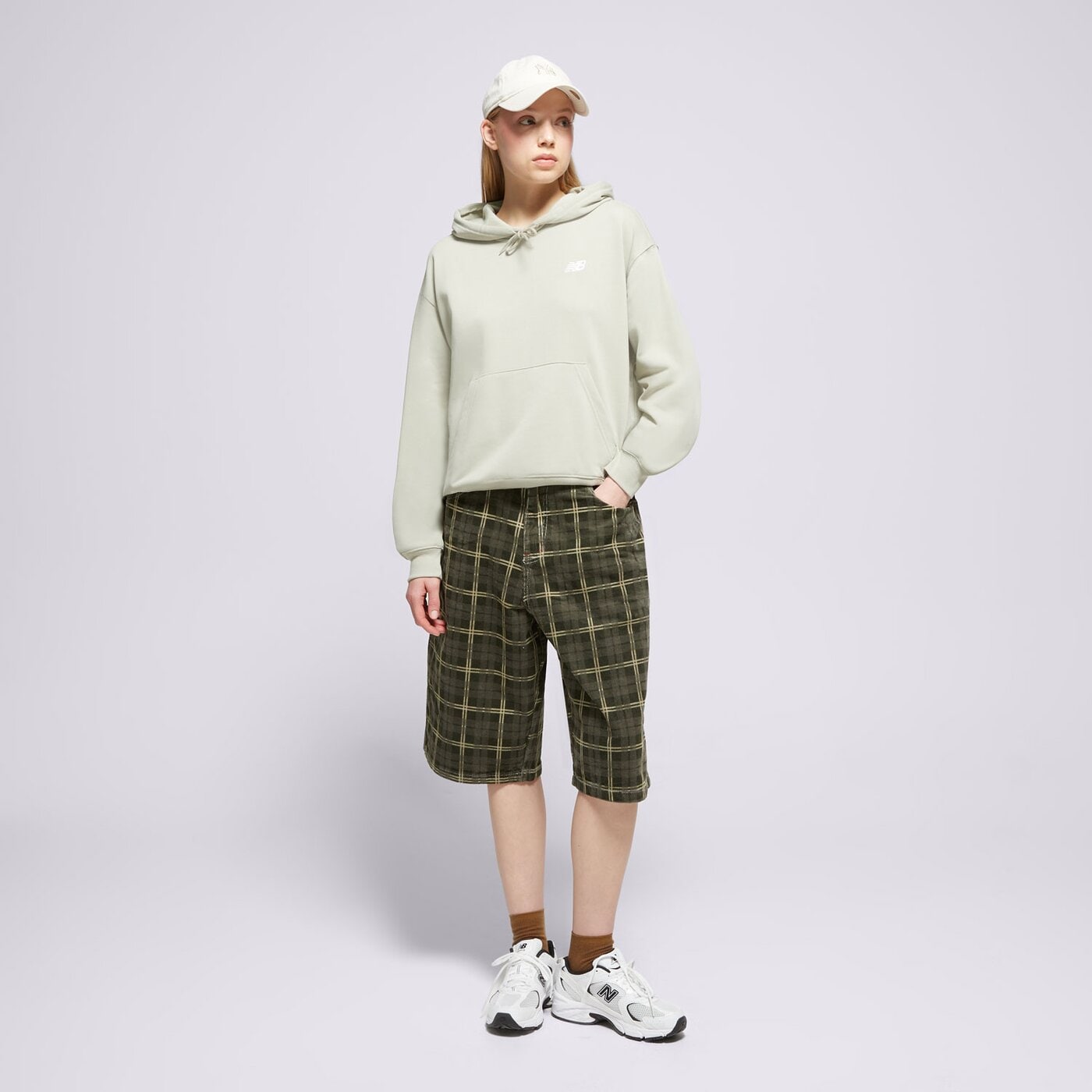 Дамски суичър NEW BALANCE СУИТЧЪР С КАЧУЛКА SPORT ESSENTIALS wt41507ovn цвят зелен