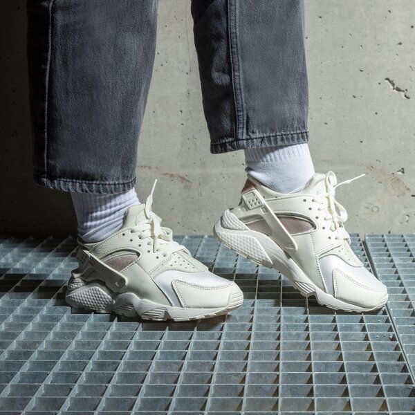 Дамски маратонки NIKE AIR HUARACHE dh4439-104 цвят бежов
