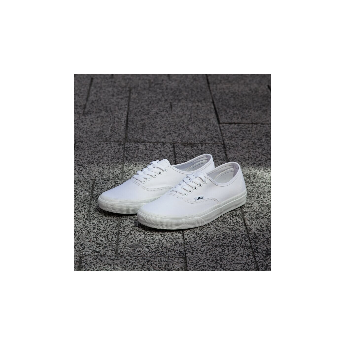 Дамски маратонки VANS AUTHENTIC  vn000ee3w001 цвят бял