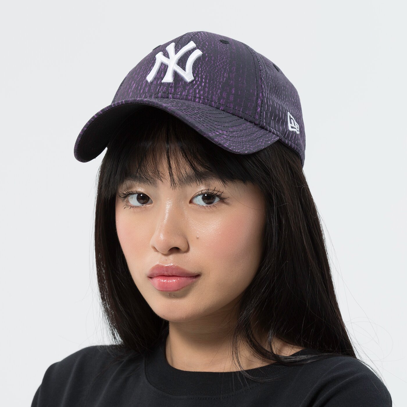 Дамска шапка с козирка NEW ERA ШАПКА WMNS ANIMAL PRINT 940 NYY 60240575 цвят виолетов