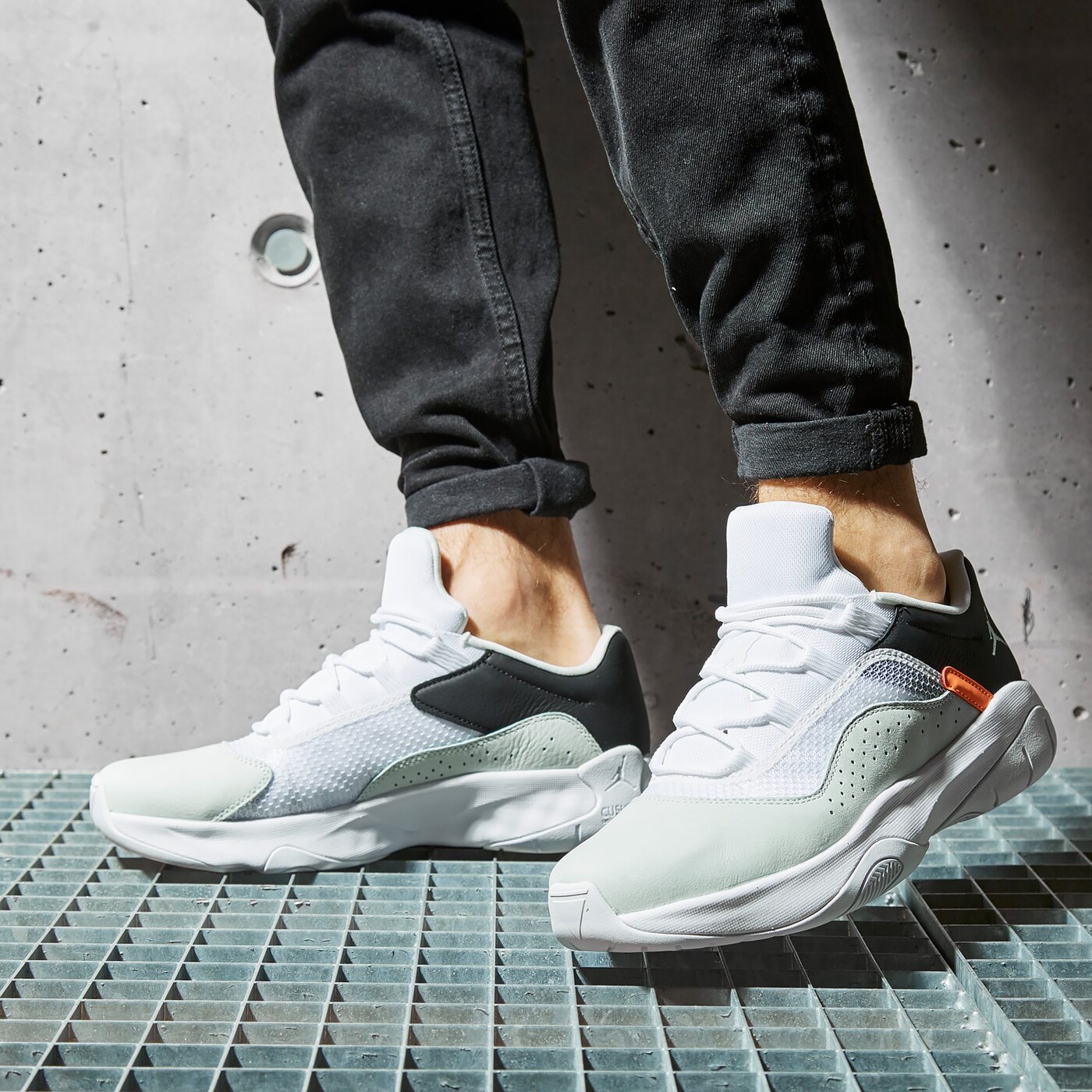 Мъжки маратонки AIR JORDAN 11 CMFT LOW cw0784-300 цвят сив