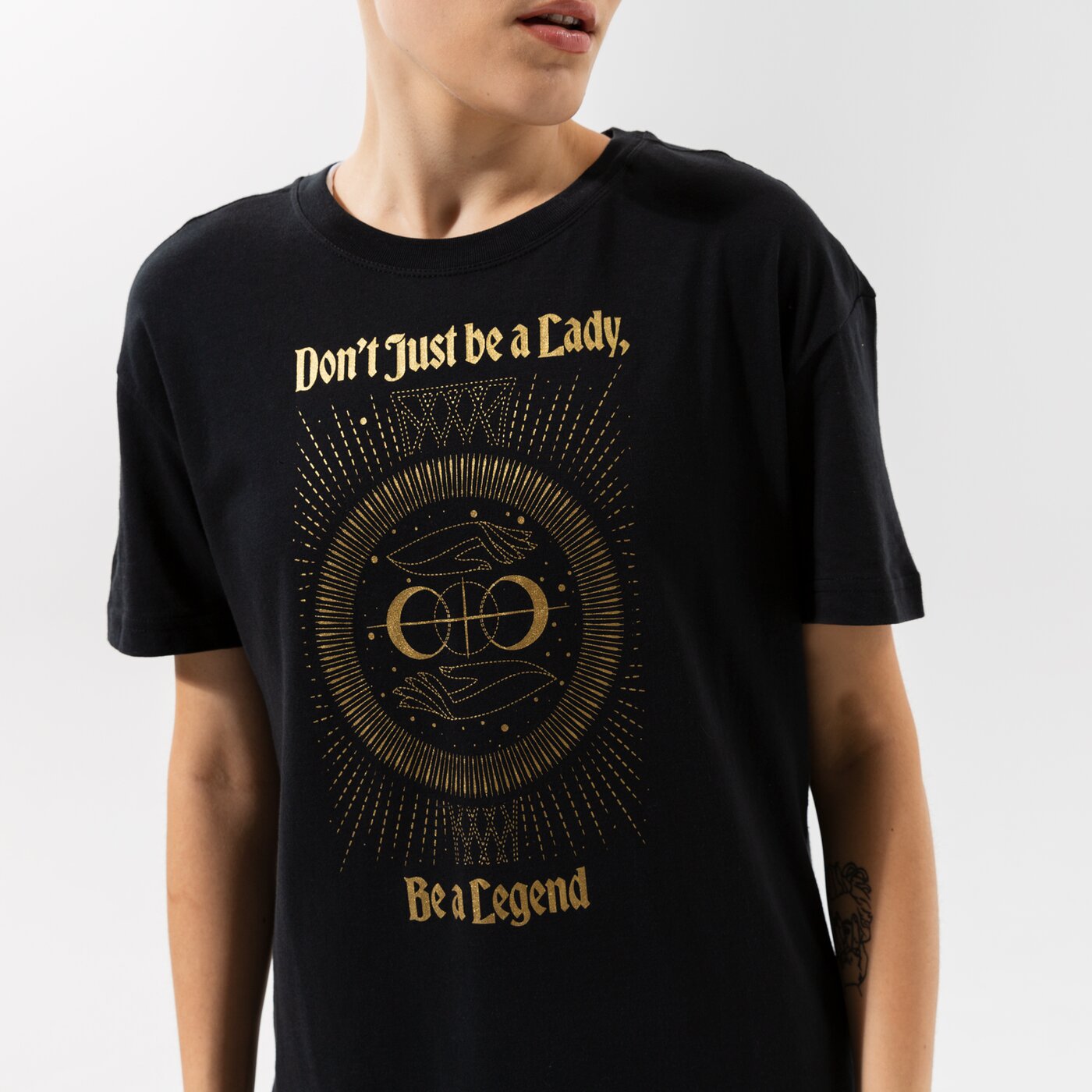 Дамска тениска NIKE ТЕНИСКА W NK SSNL VERB BOY SS TEE NBA dj6388-011 цвят черен