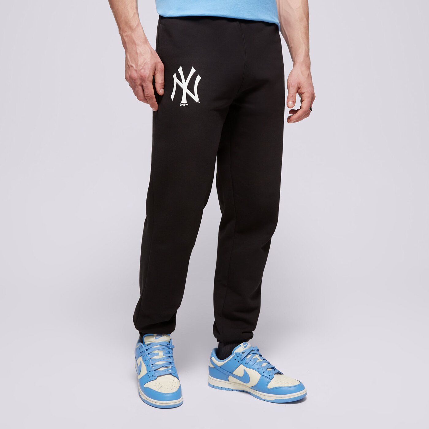 Мъжки панталони NEW ERA ПАНТАЛОНИ MLB ESS JOGGER nyy NEW YORK YANKEES 60416726 цвят черен