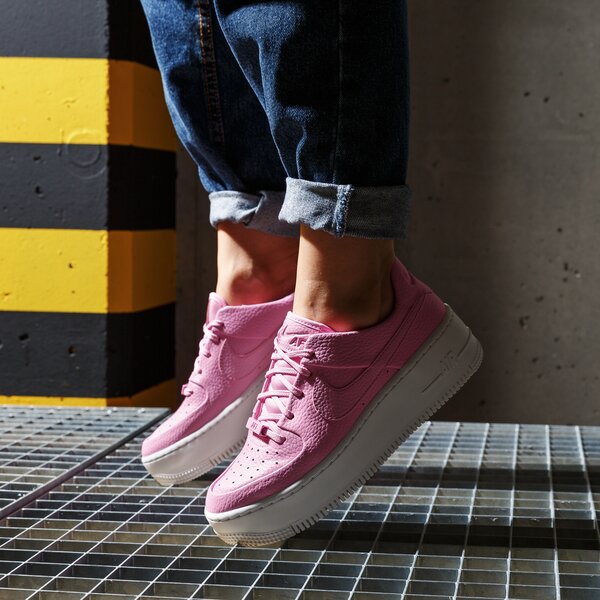 Дамски маратонки NIKE AIR FORCE 1 SAGE LOW ar5339-601 цвят розов
