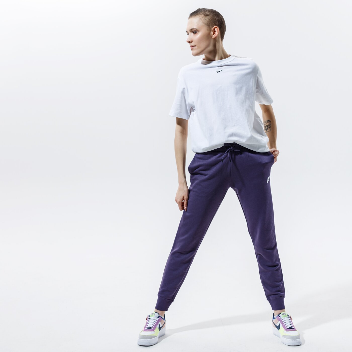 Дамски панталони NIKE ПАНТАЛОНИ SPORTSWEAR ESSENTIAL bv4095-574 цвят виолетов