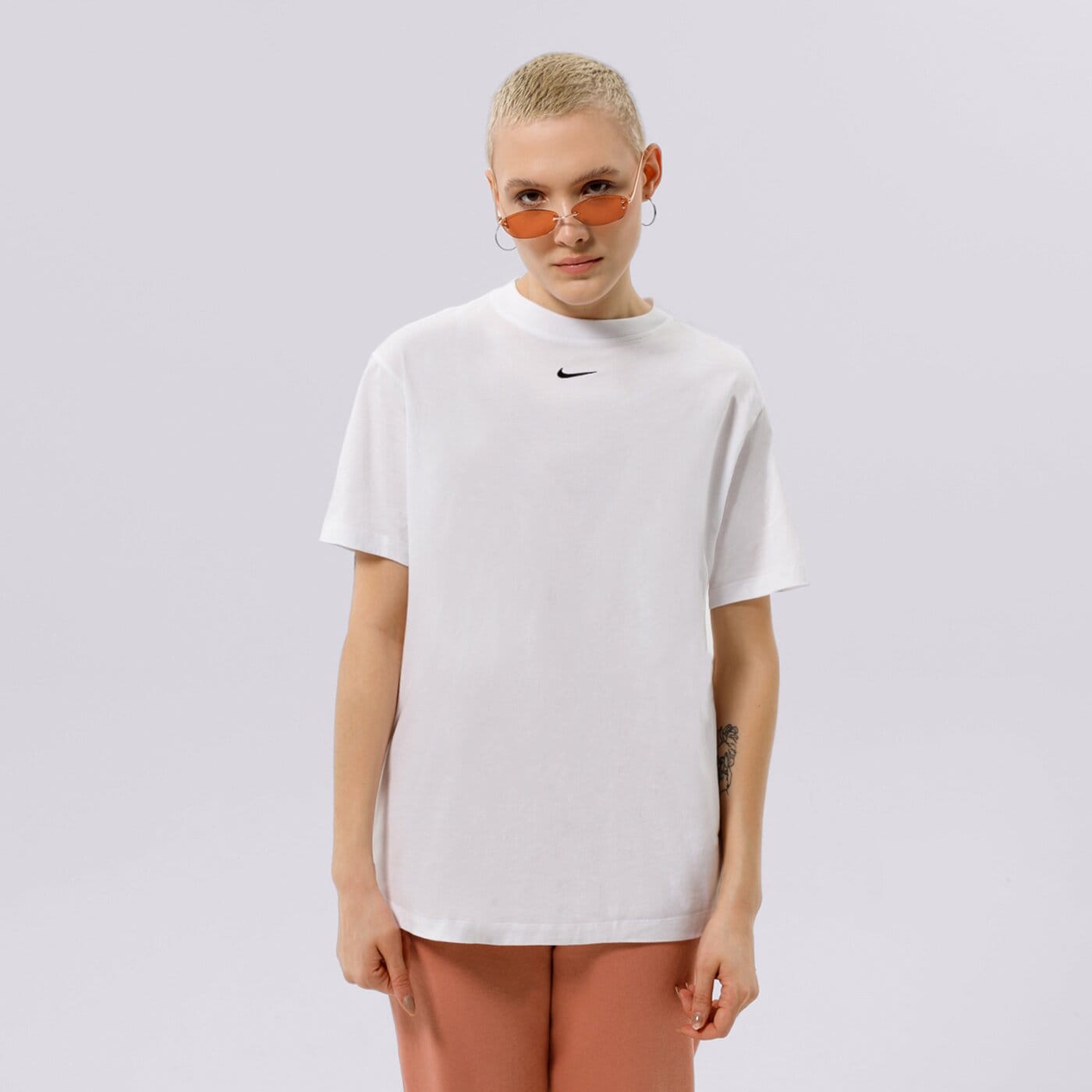 Дамска тениска NIKE ТЕНИСКА SPORTSWEAR ESSENTIAL OVERSIZED dn5697-100 цвят бял