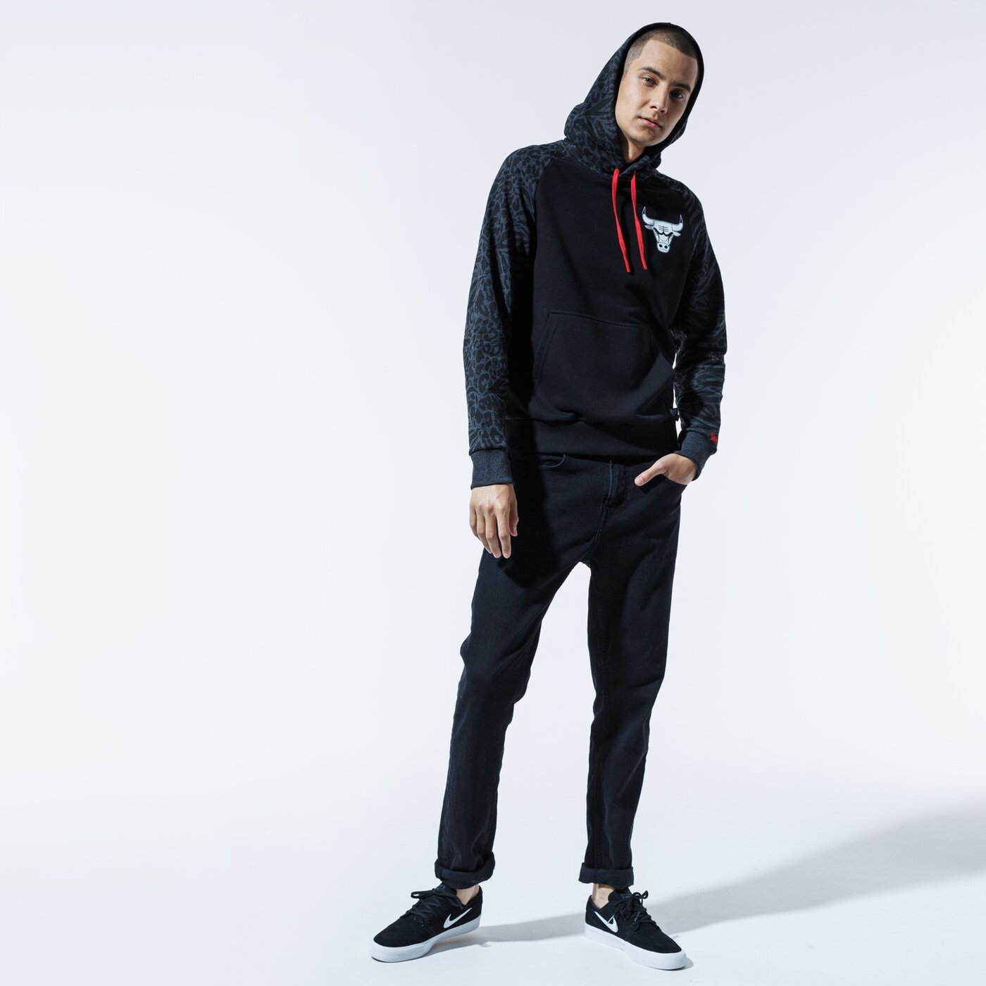 Мъжки суичър NEW ERA СУИТЧЪР С КАЧУЛКА NBA PRINT PANEL HOODY CHIBUL BLK 12369773 цвят черен