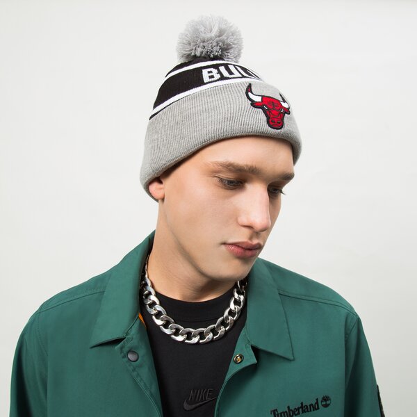 Мъжка зимна шапка NEW ERA ШАПКА JAKE BEANIE BULLS CHICAGO BULLS BLKOTC 60284991 цвят черен
