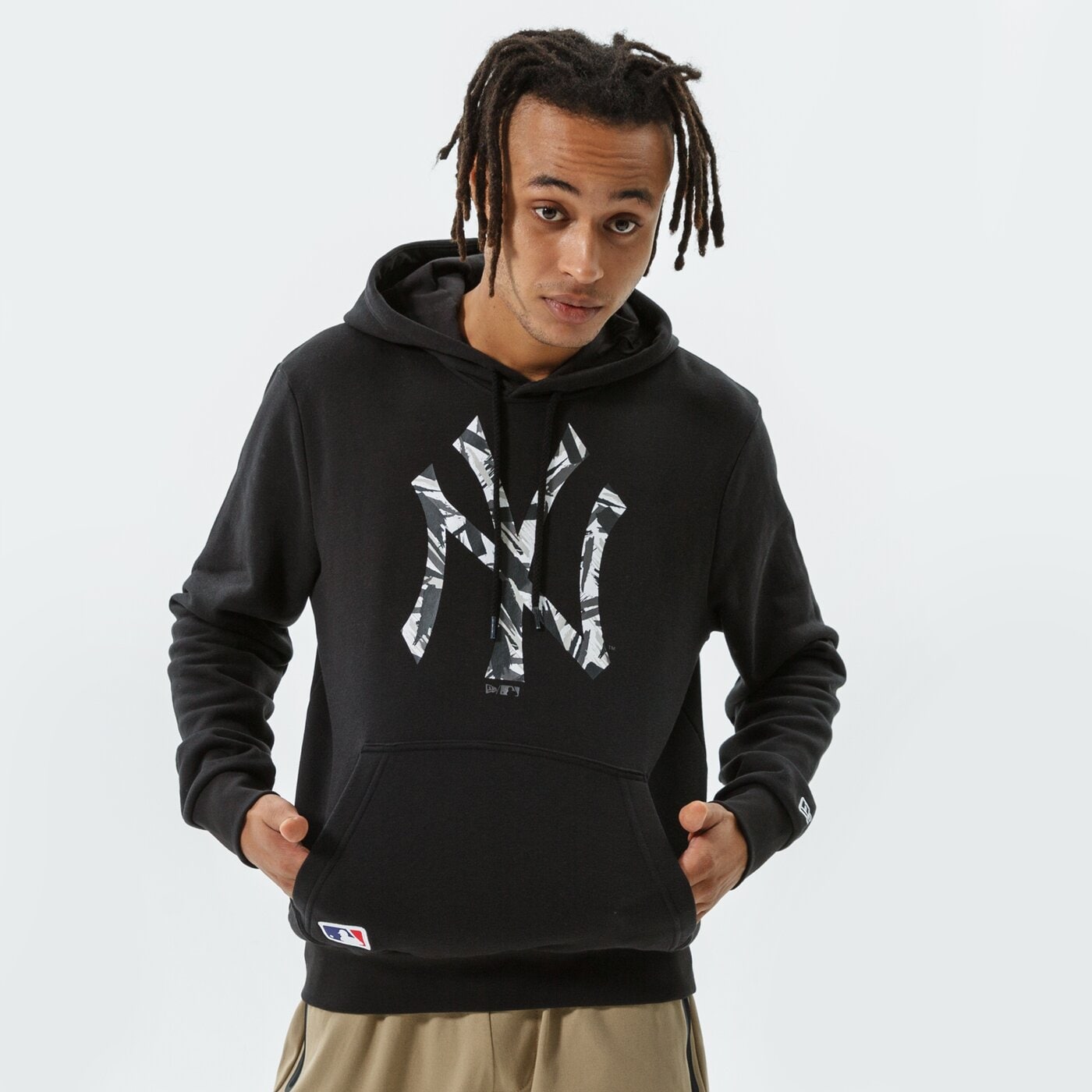 Мъжки суичър NEW ERA СУИТЧЪР С КАЧУЛКА MLB CAMO INFILL PO HOODY NEYYAN BL 12827258 цвят черен