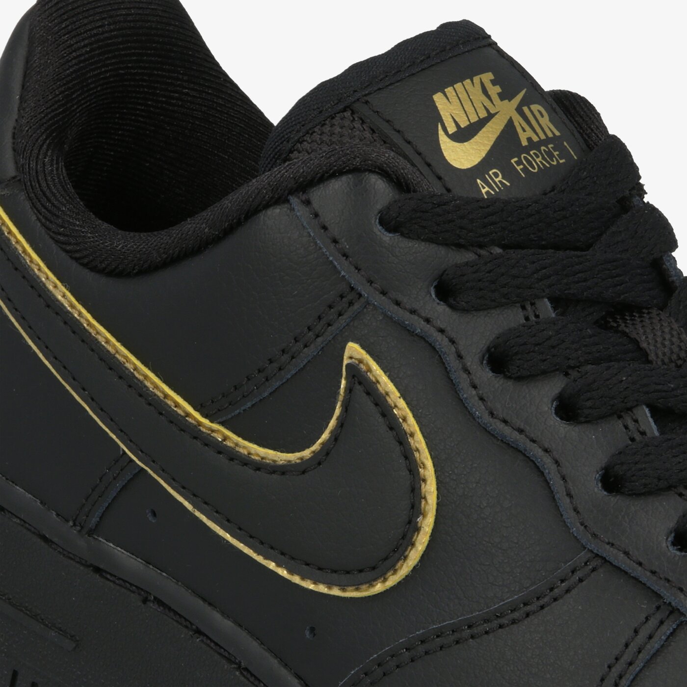 Дамски маратонки NIKE AIR FORCE 1 '07 ESSENTIAL ao2132-005 цвят черен
