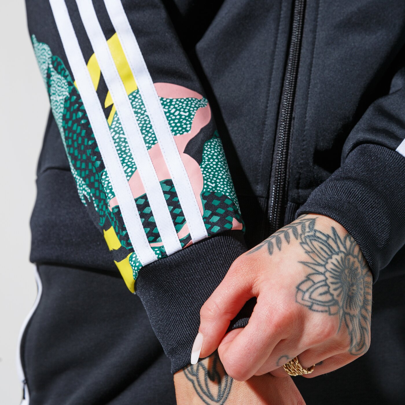 Дамски суичър ADIDAS СУИТЧЪР СЪС ЗАКОПЧАВАНЕ TRACKТОП gc6849 цвят черен