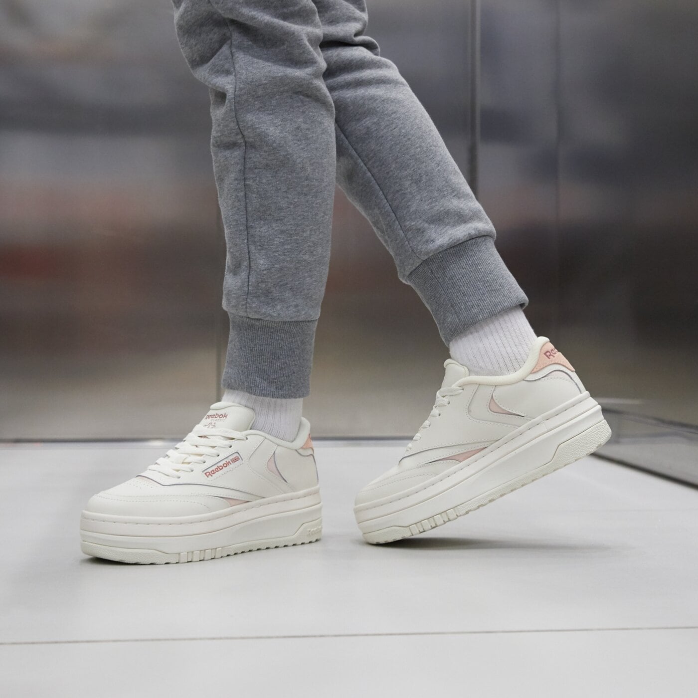 Дамски маратонки REEBOK CLUB C EXTRA 100033105 цвят кремав