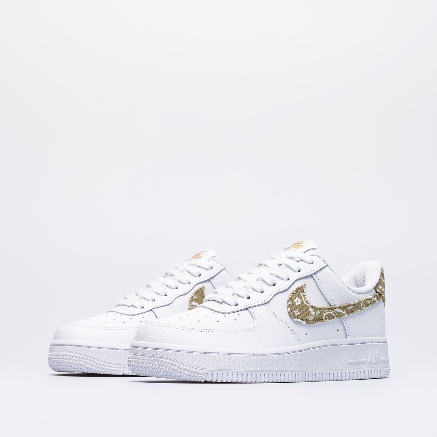 Дамски маратонки W AIR FORCE 1 '07 ESS dj9942-101 цвят бял