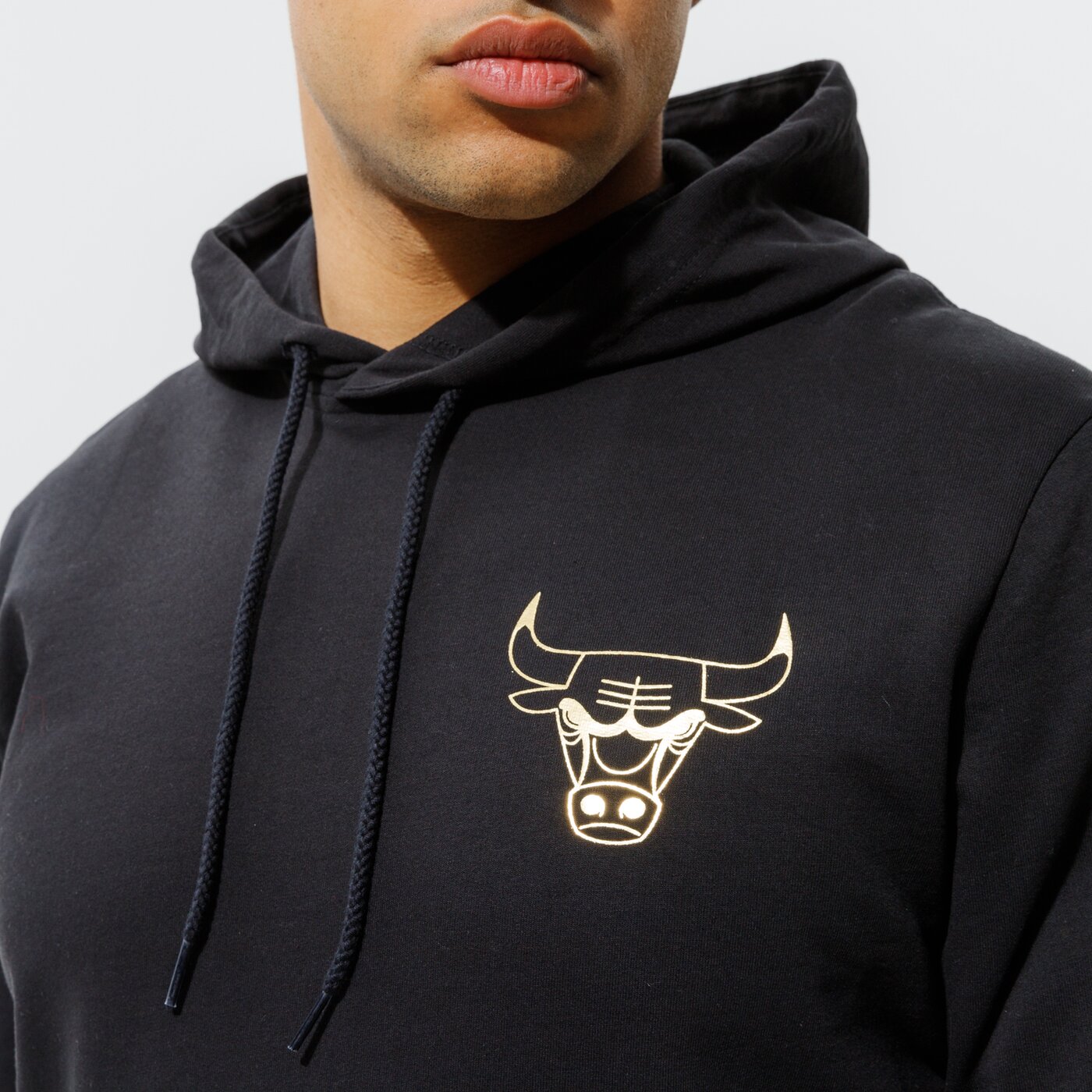 Мъжки суичър NEW ERA СУИТЧЪР С КАЧУЛКА METALLIC HOODY BULLS CHICAGO BULLS 12590872 цвят черен