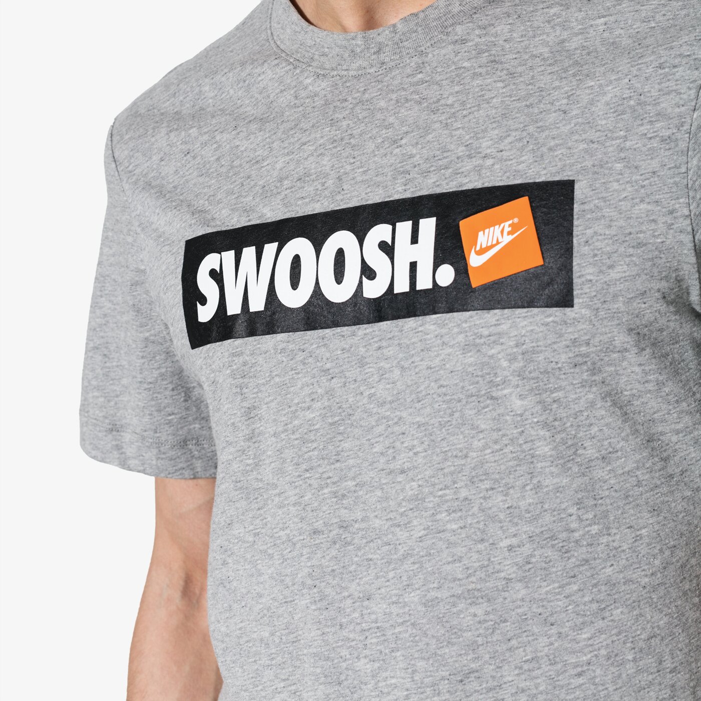 Мъжка тениска NIKE ТЕНИСКА SS M NSW TEE SWOOSH BMPR STKR ATHLETIC DEPARTME ar5027-063 цвят сив