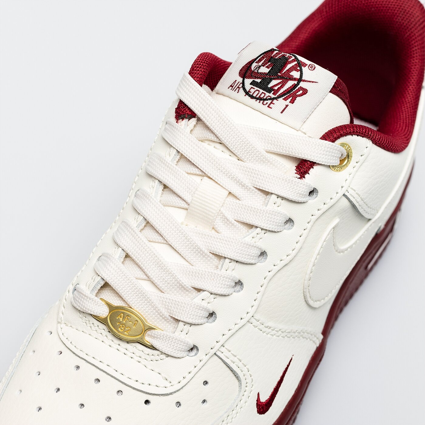 Дамски маратонки NIKE AIR FORCE 1 '07 SE dq7582100 цвят бял