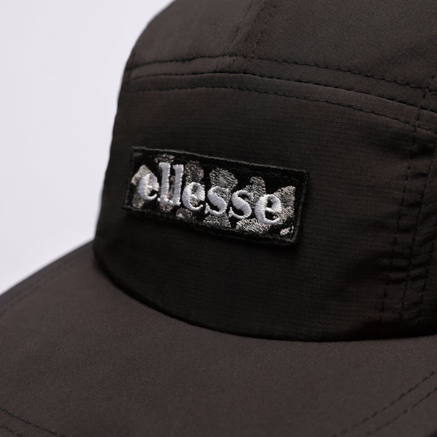 Дамска зимна шапка ELLESSE USZATKA LEWIS JUNIOR TRAPPER HAT CAMO s3qa2928500 цвят сив