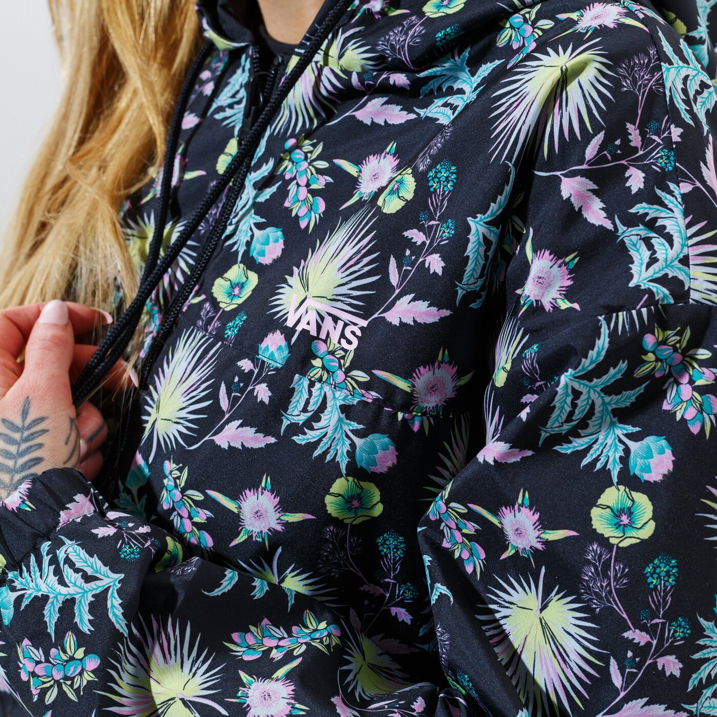 Дамско преходно яке VANS ЯКЕ WM MERCY REVERSIBLE PARKA BLACK/CALIFAS BLACK vn0a34fmzf71 цвят черен