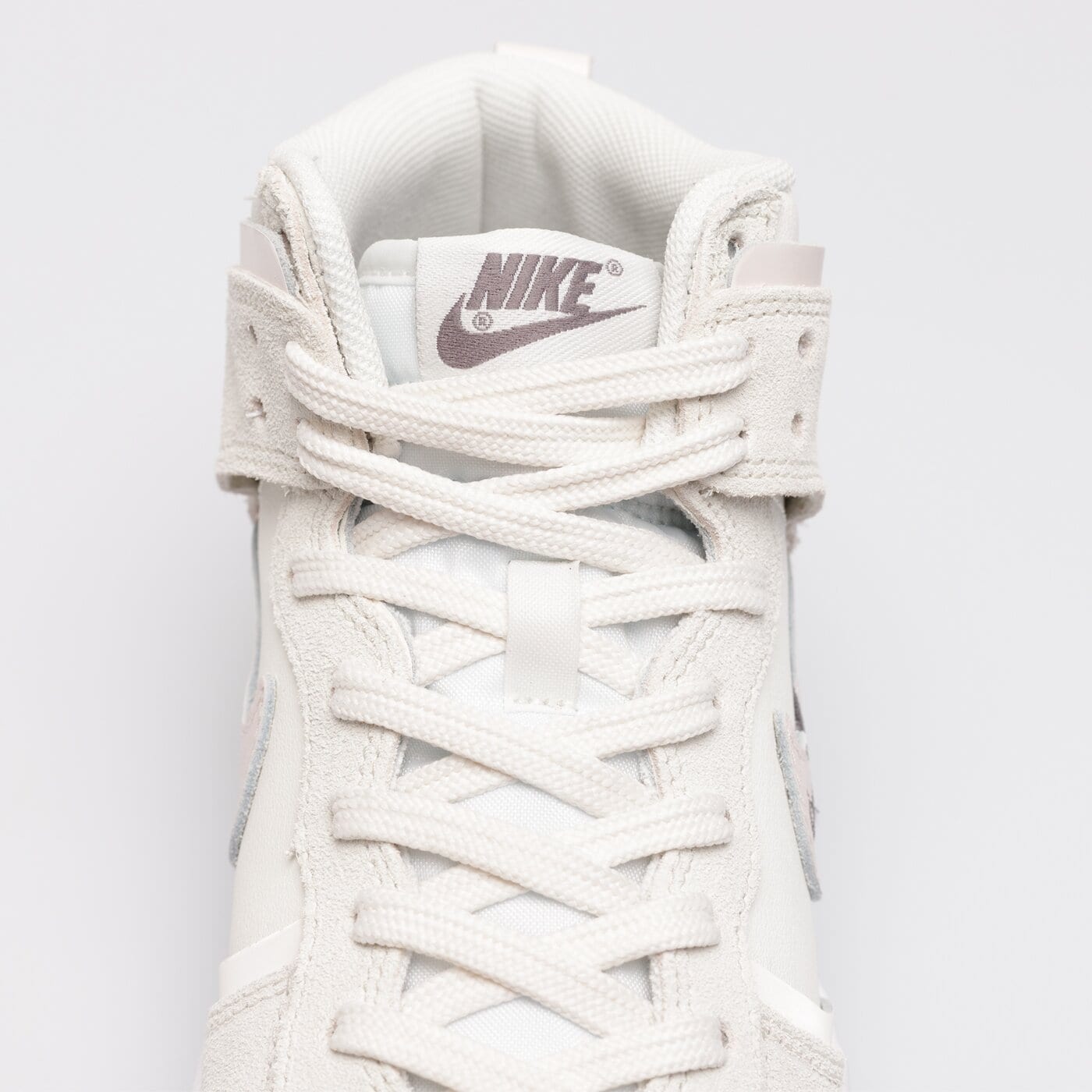 Дамски маратонки NIKE WMNS DUNK HIGH UP dh3718-108 цвят бял