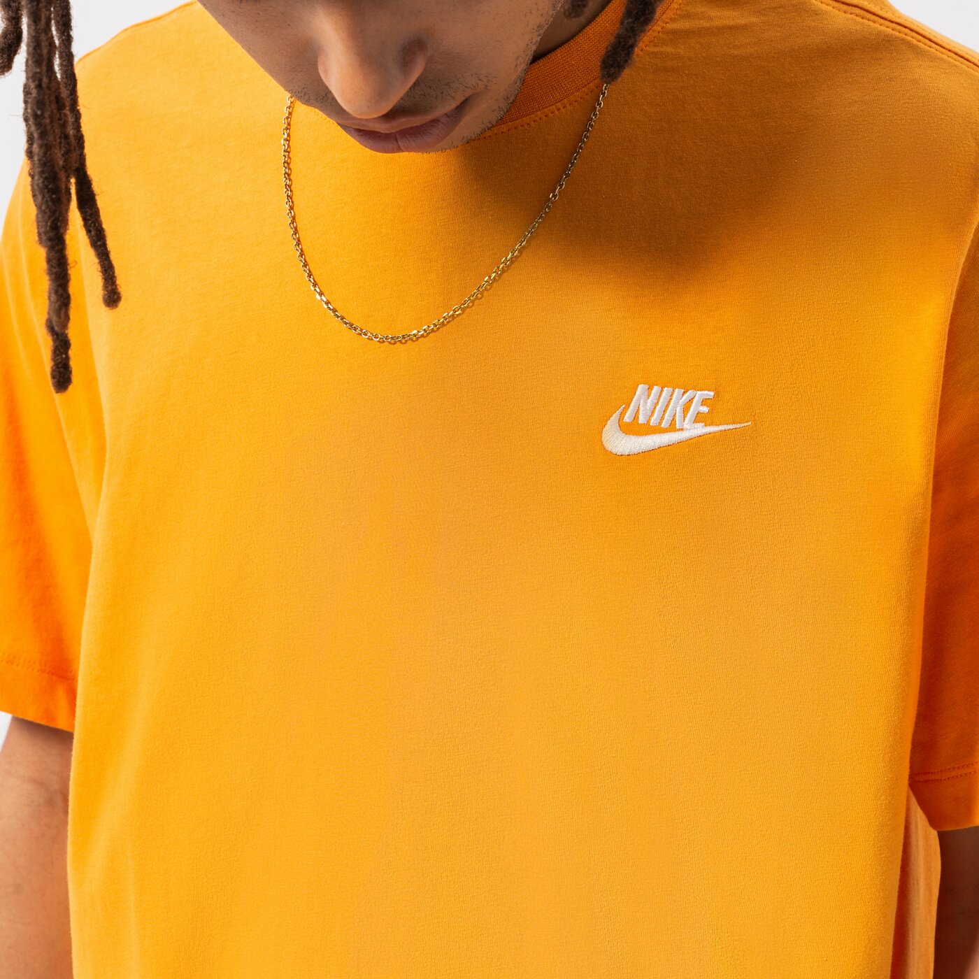 Мъжка тениска NIKE ТЕНИСКА NIKE SPORTSWEAR CLUB ar4997-887 цвят оранжев