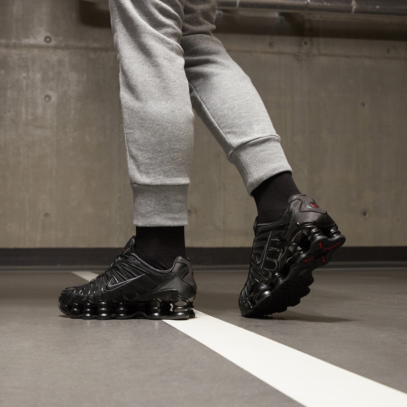 Дамски маратонки NIKE SHOX TL ar3566-002 цвят черен