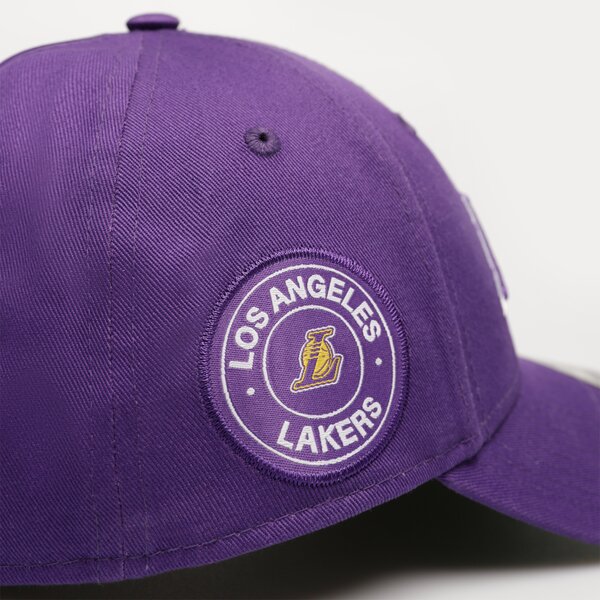 Мъжка шапка с козирка NEW ERA ШАПКА TEAM SIDE PATCH 940 LAKERS LOS ANGELES LAKERS 60298794 цвят виолетов