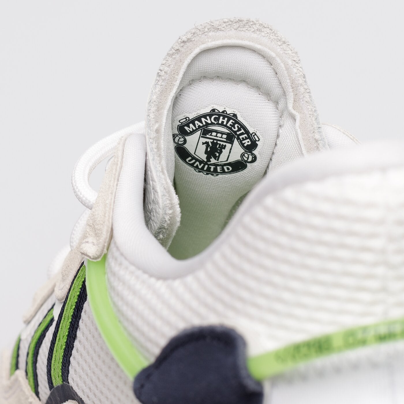 Мъжки маратонки ADIDAS OZWEEGO MANCHESTER UNITED hp7801 цвят бял