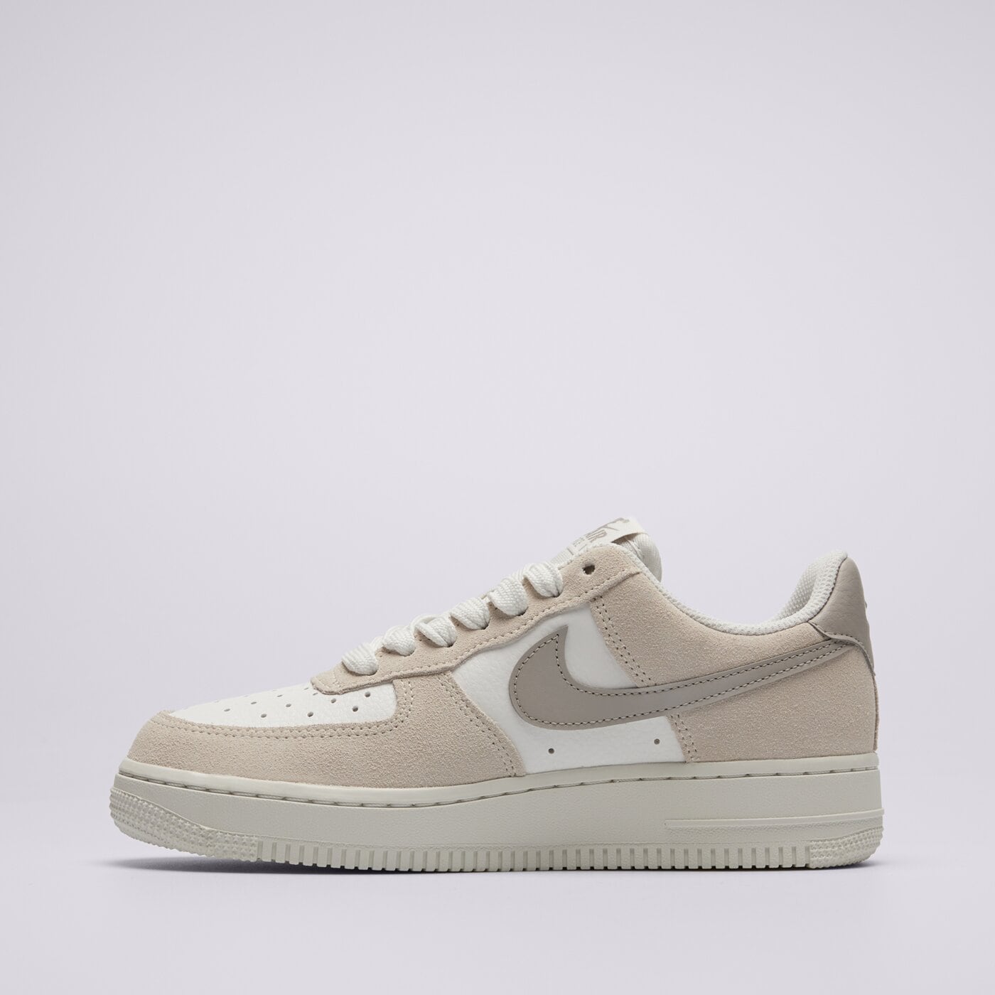 Дамски маратонки NIKE W AIR FORCE 1 LO SR ii7650-121 цвят бежов