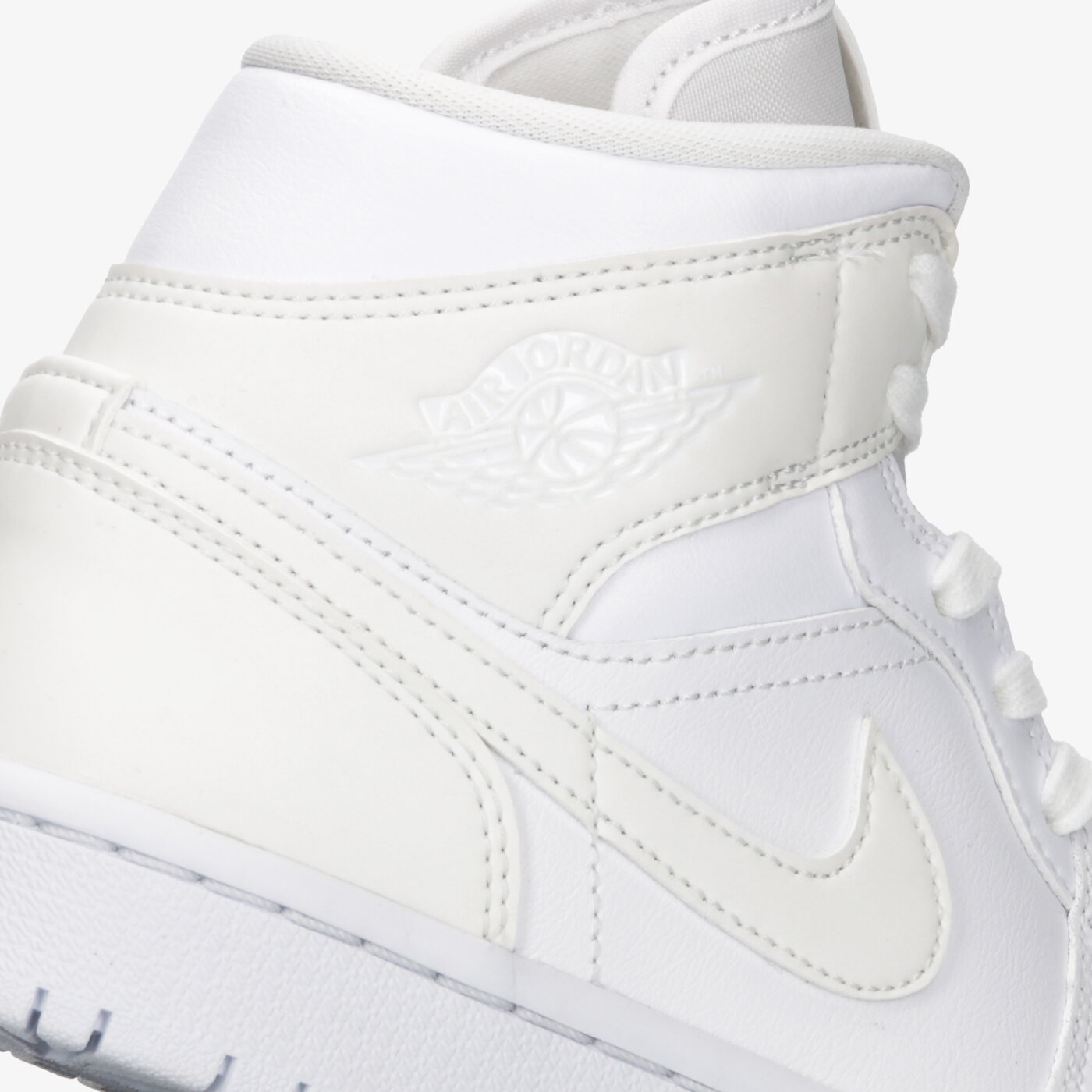 Дамски маратонки WMNS AIR JORDAN 1 MID  bq6472-112 цвят бял