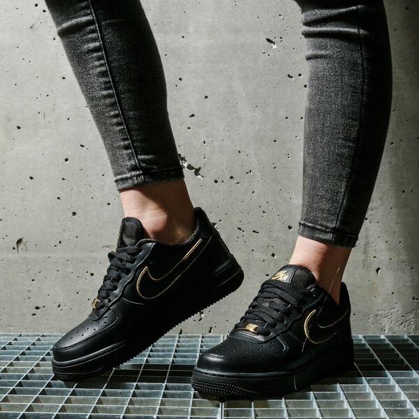 Дамски маратонки NIKE AIR FORCE 1 '07 ESSENTIAL ao2132-005 цвят черен