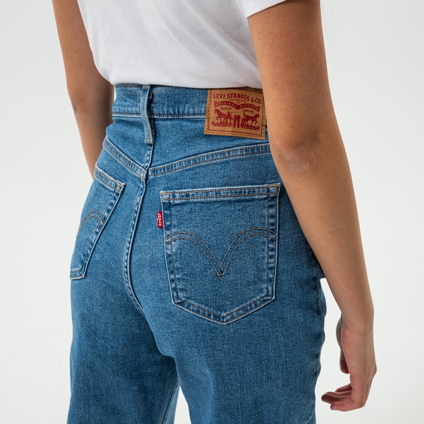 Дамски панталони LEVI'S ПАНТАЛОНИ HIGH WAISTED MOM JEAN 26986-0016 цвят син