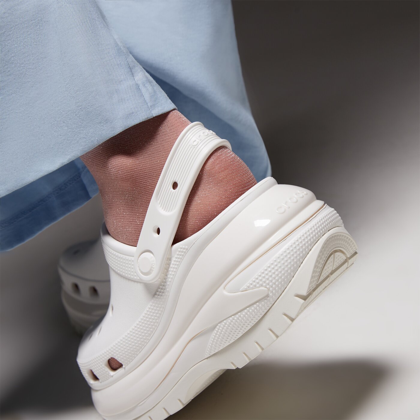 Дамски чехли и сандали CROCS CLASSIC MEGA CRUSH CLOG 207988100 цвят бял