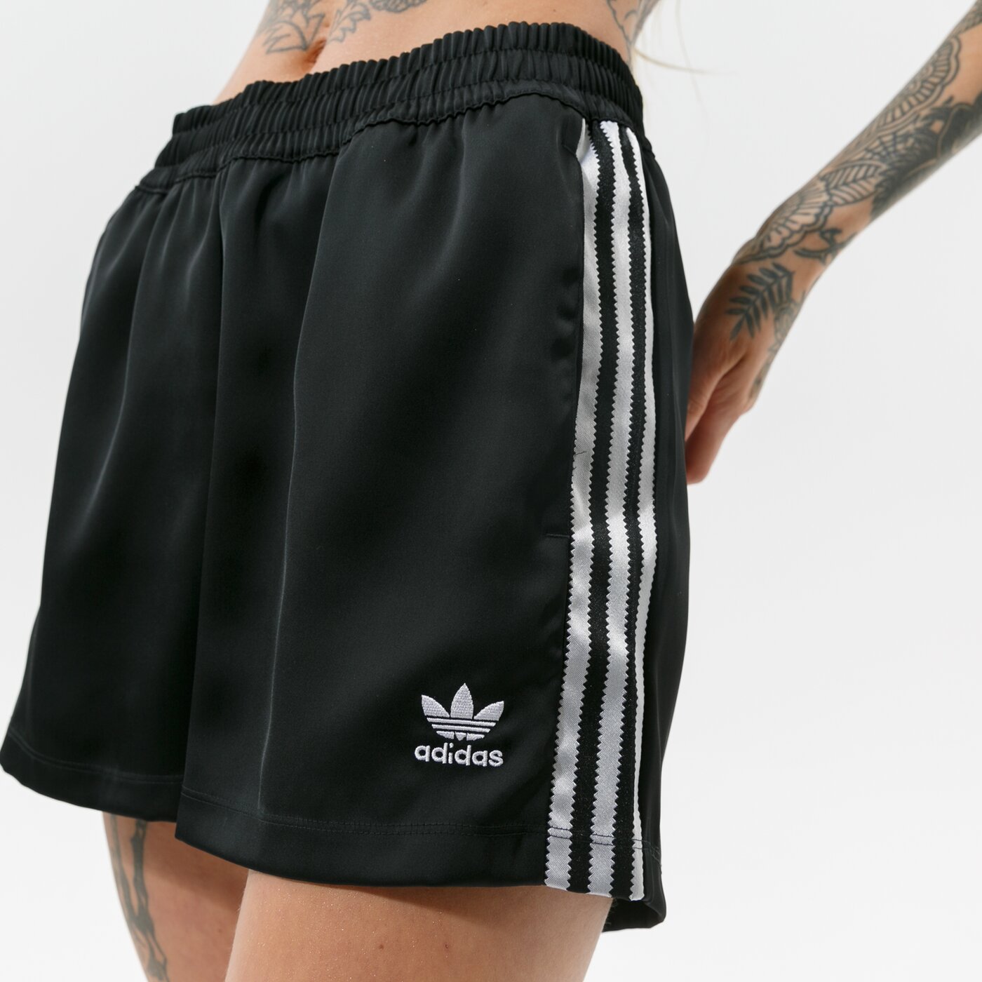 Дамски къси панталони ADIDAS ШОРТИ SHORTS h37806 цвят черен