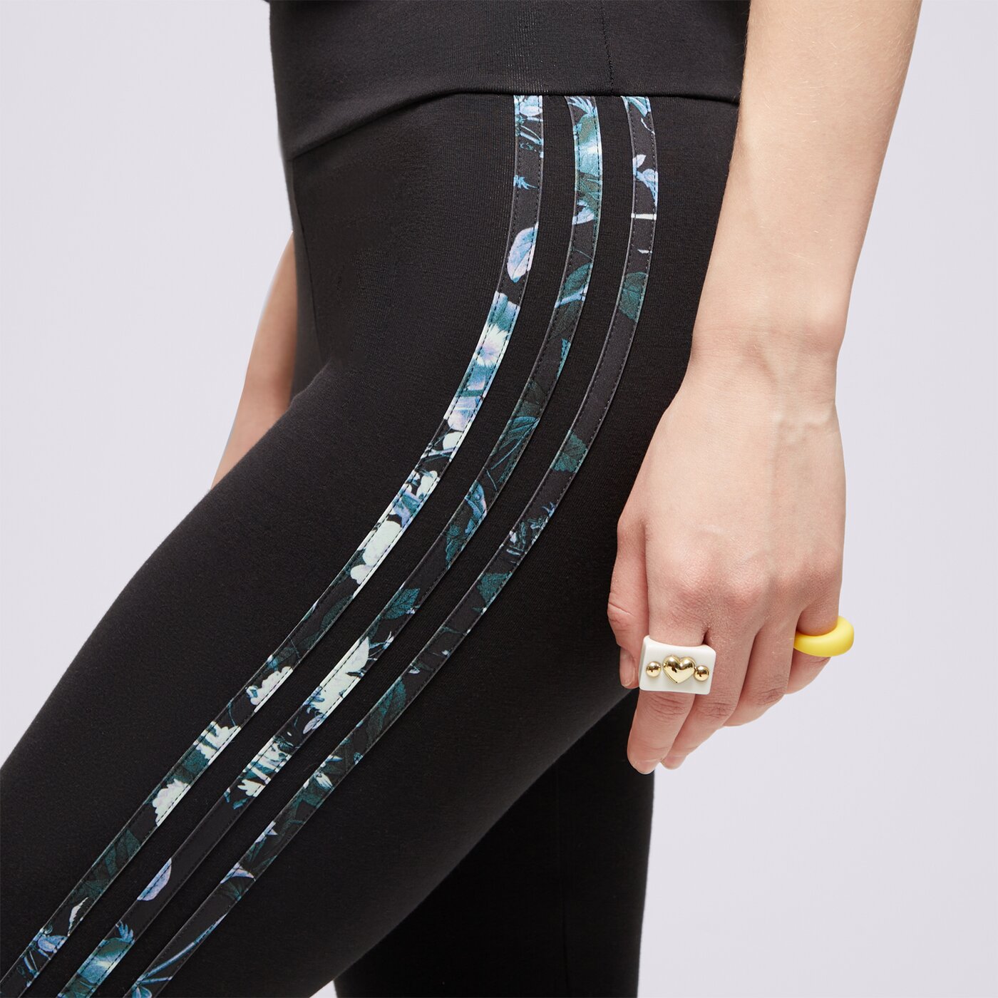 Дамски панталони ADIDAS ПАНТАЛОНИ FLOWER TIGHT ii3192 цвят черен